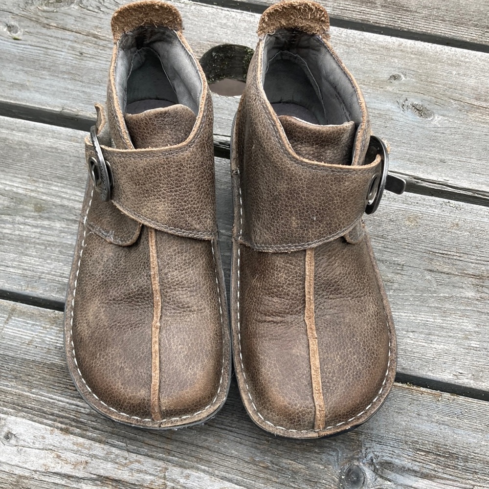 Alegria Caiti Ankle Booties Distressed Brown Velcro Adjustable Buckle Si…